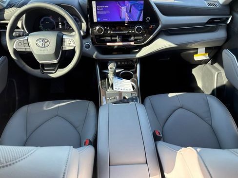 New 2026 Toyota Highlander Limited image 14