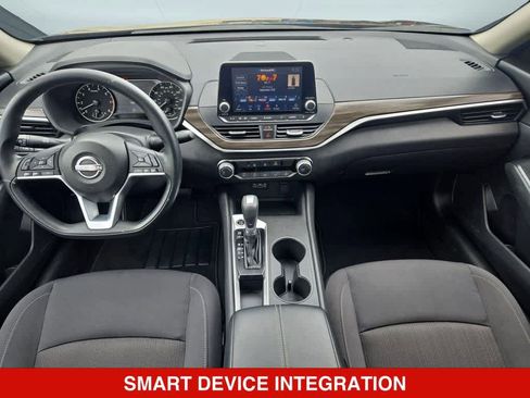 Used 2025 Nissan Altima 2.5 SV FWD image 14