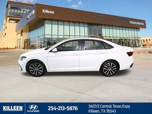 Used 2025 Volkswagen Jetta SE image 4