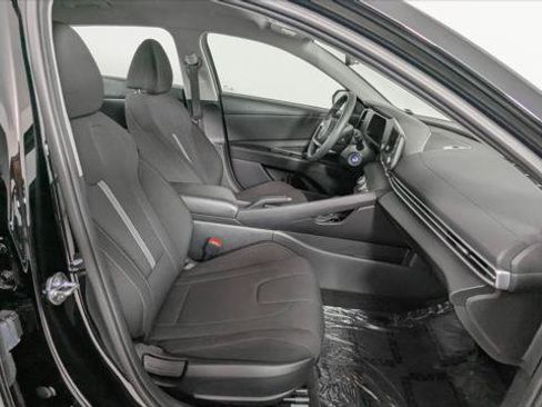 Used 2025 Hyundai Elantra SE FWD image 23