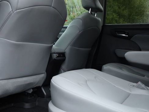 Used 2024 Toyota Highlander XLE image 33