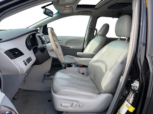 Used 2014 Toyota Sienna XLE image 7