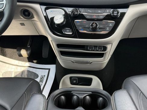 Certified 2024 Chrysler Pacifica Touring-L FWD image 11