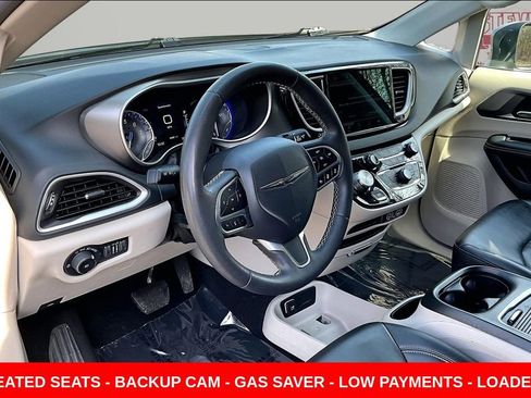 Used 2023 Chrysler Pacifica Touring-L image 16