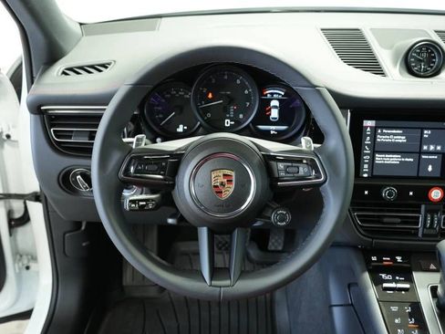 Certified 2025 Porsche Macan image 13