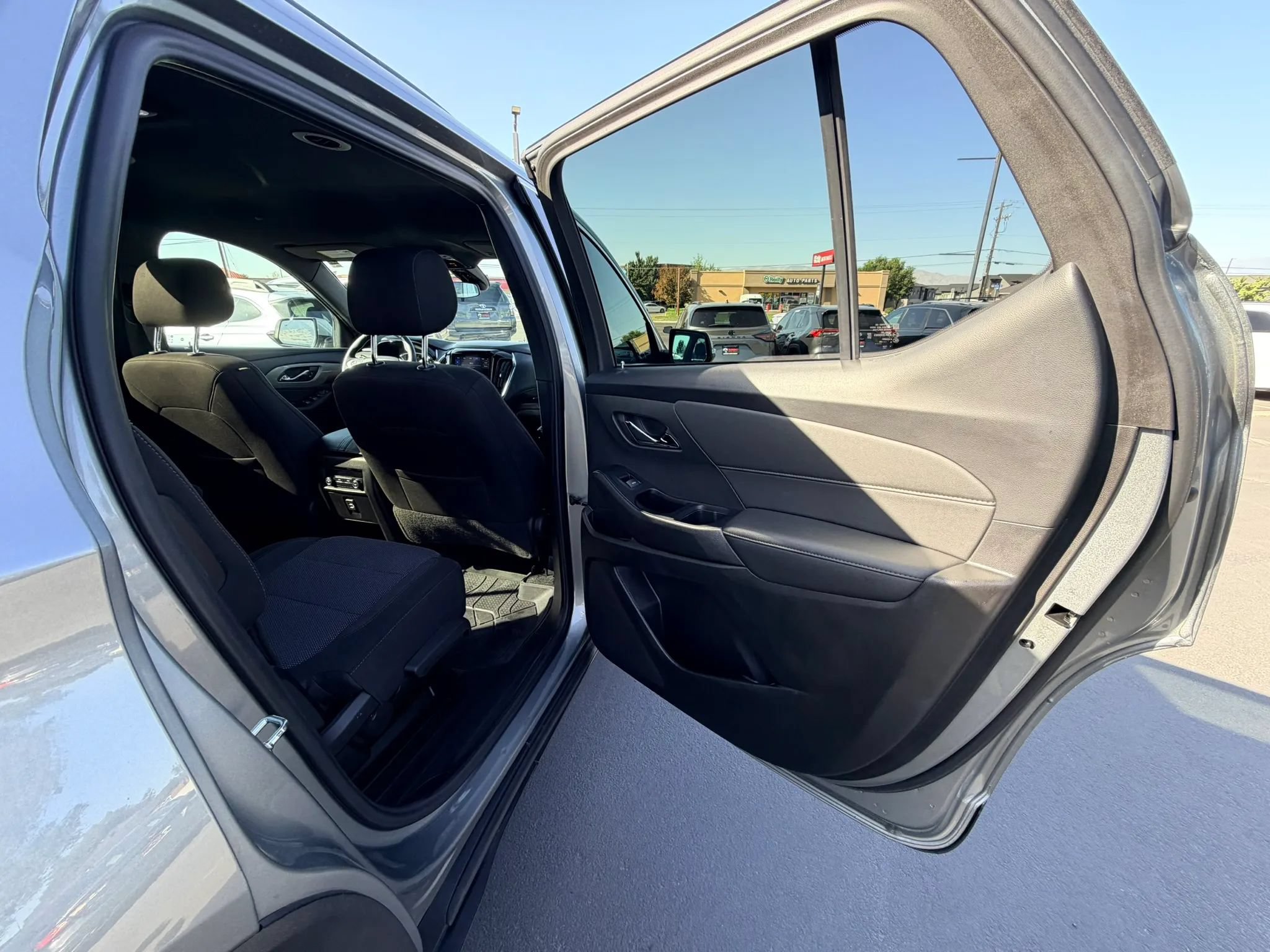Used 2023 Chevrolet Traverse LT FWD image 24