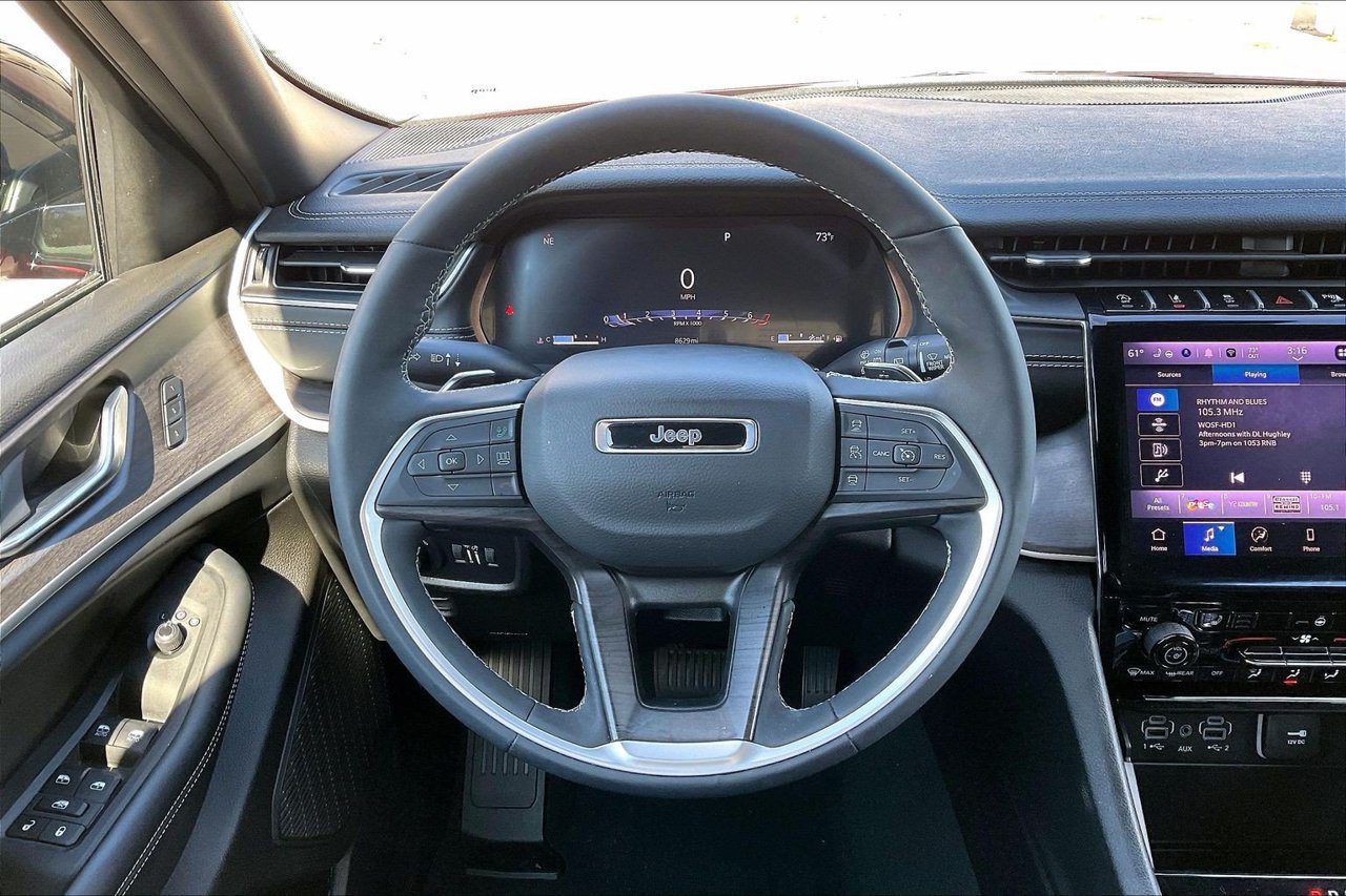 Used 2025 Jeep Grand Cherokee L Limited w/ Black Appearance Package AWD/4WD image 9