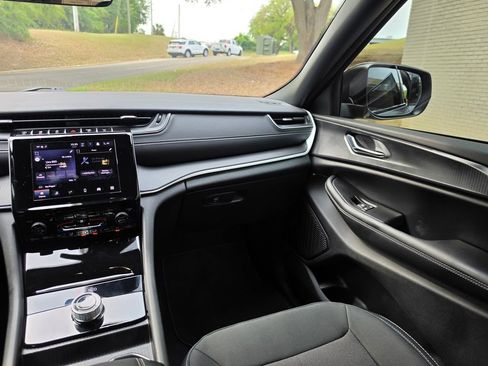 Used 2025 Jeep Grand Cherokee Laredo w/ Luxury Tech Group I RWD image 12