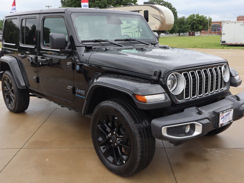 Used 2025 Jeep Wrangler Unlimited Sahara w/ Safety Group AWD/4WD image 3