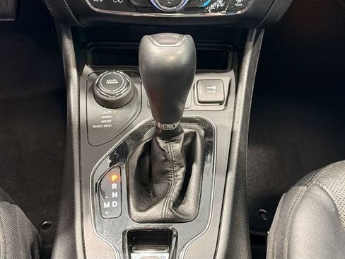 Used 2019 Jeep Cherokee Limited AWD/4WD image 15