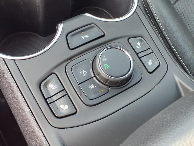 Used 2024 GMC Terrain SLT w/ Tech Package FWD image 10