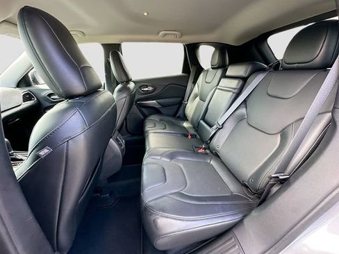 Used 2019 Jeep Cherokee Limited image 24