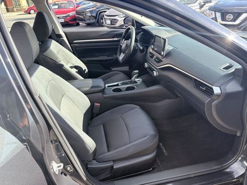 Used 2022 Nissan Altima 2.5 SV FWD image 13