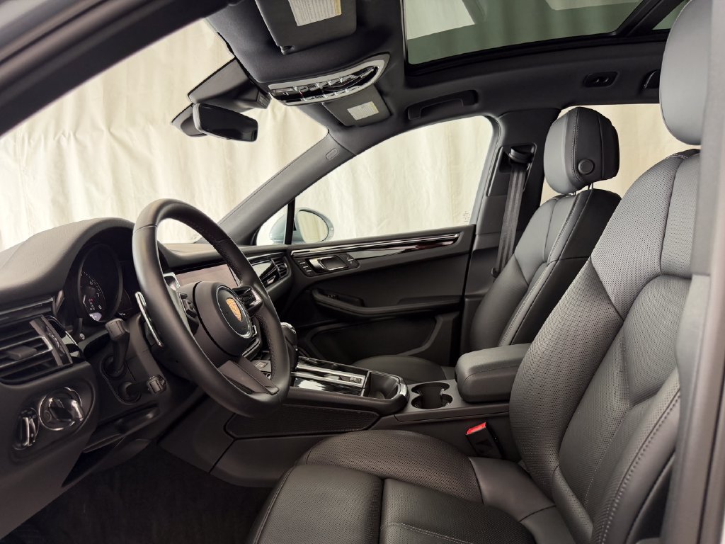 Certified 2026 Porsche Macan AWD/4WD image 5