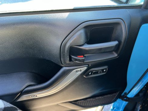 Used 2017 Jeep Wrangler Unlimited Sahara w/ Connectivity Group image 14