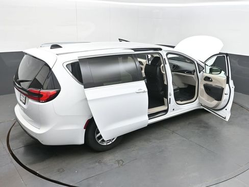 Used 2023 Chrysler Pacifica Touring-L FWD image 48