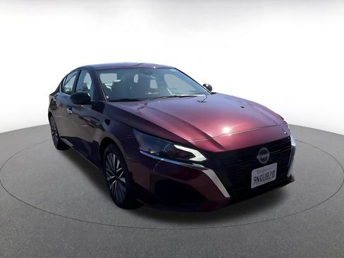 Used 2025 Nissan Altima 2.5 SV FWD image 3