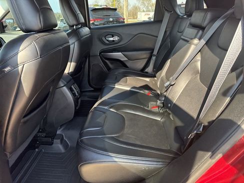 Certified 2019 Jeep Cherokee Latitude Plus w/ Comfort/Convenience Group image 10