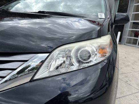 Used 2017 Toyota Sienna XLE FWD image 10
