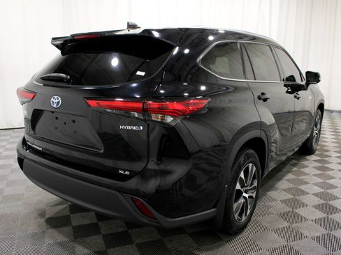 Used 2020 Toyota Highlander XLE AWD/4WD image 31