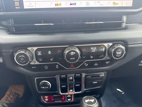 Used 2025 Jeep Wrangler Unlimited Rubicon AWD/4WD image 9