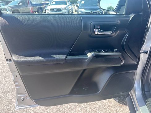 Used 2017 Toyota Tacoma TRD Sport image 10