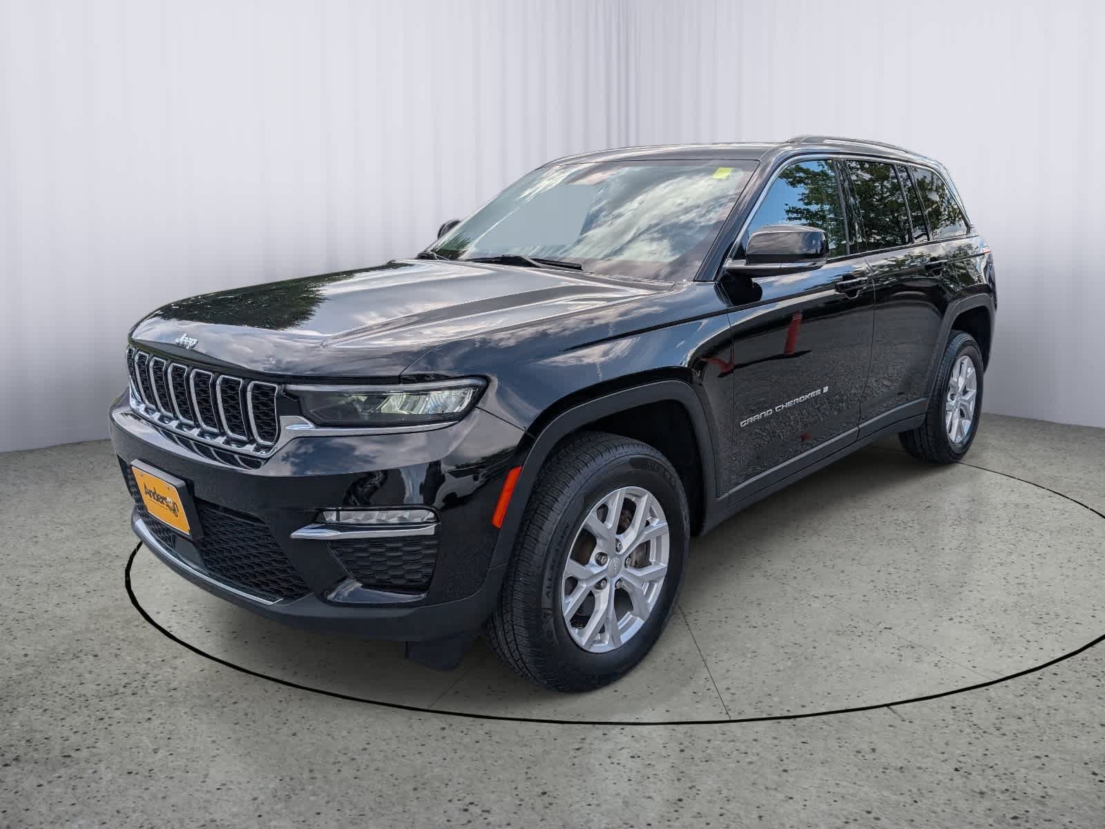 Used 2023 Jeep Grand Cherokee Limited AWD/4WD image 7