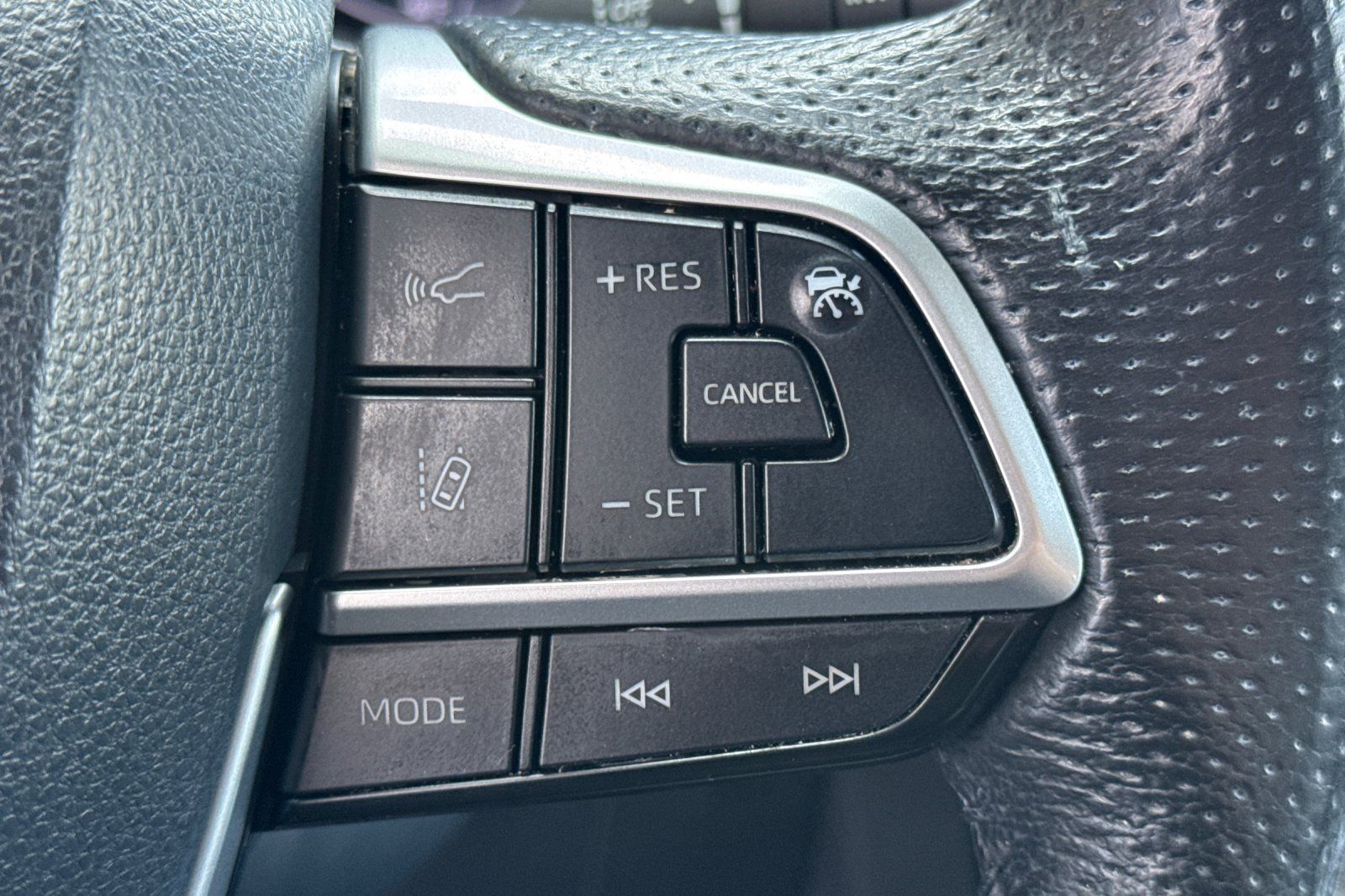Used 2024 Toyota Sienna Limited FWD image 32