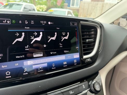 Used 2022 Chrysler Pacifica Touring-L FWD image 8