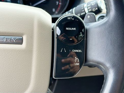 Used 2019 Land Rover Discovery SE image 36