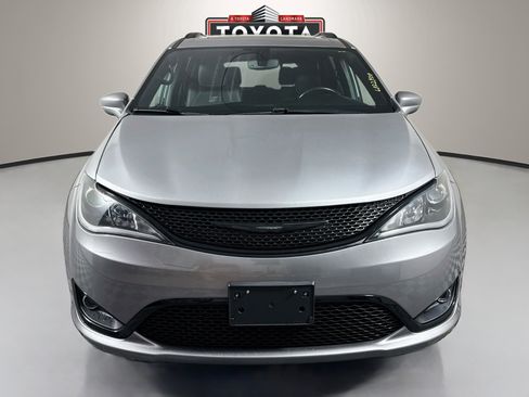 Used 2020 Chrysler Pacifica Touring-L Plus w/ S Appearance Package FWD image 2