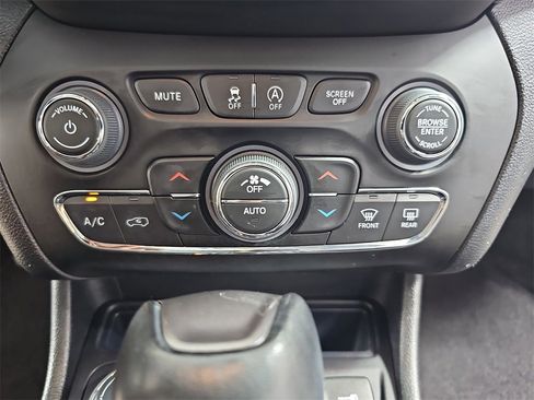 Used 2022 Jeep Cherokee Limited image 29