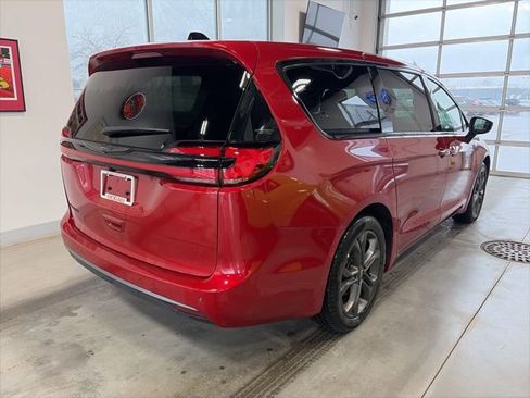 Used 2026 Chrysler Pacifica Select image 4