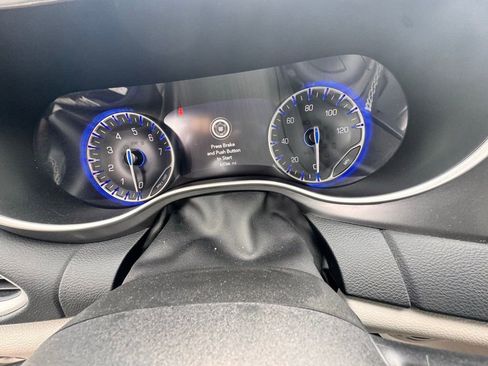 Used 2023 Chrysler Pacifica Touring-L image 13