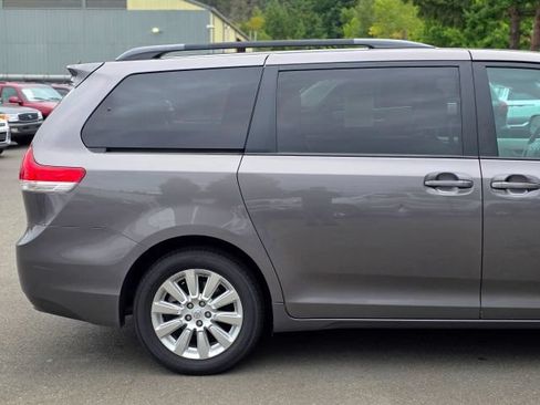 Used 2014 Toyota Sienna LE AWD/4WD image 14