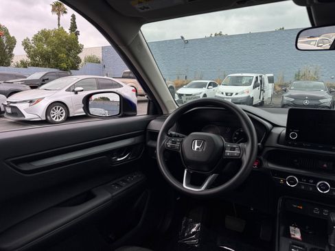 Used 2025 Honda CR-V EX image 18