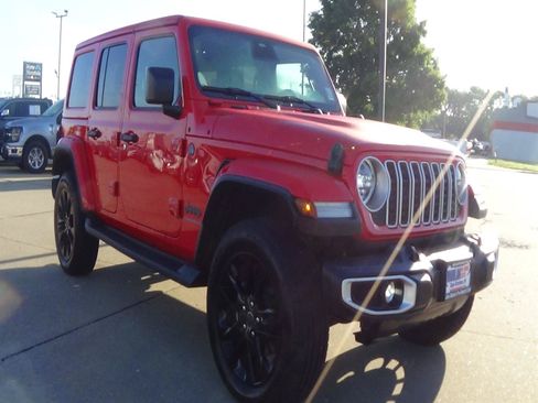 Used 2025 Jeep Wrangler Unlimited Sahara AWD/4WD image 4