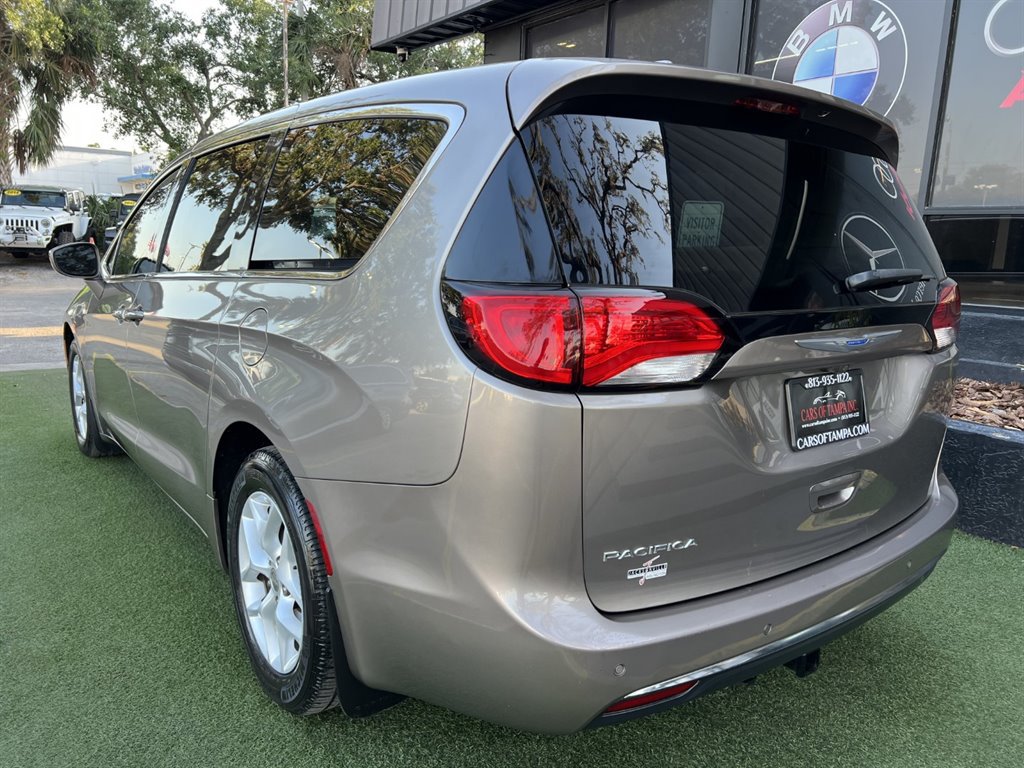 Used 2018 Chrysler Pacifica Touring Plus w/ Tire & Wheel Group FWD image 4