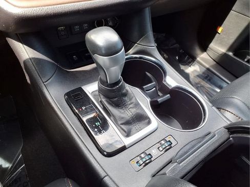 Used 2017 Toyota Highlander Limited AWD/4WD image 6