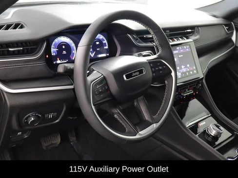 Used 2025 Jeep Grand Cherokee Laredo w/ Luxury Tech Group I AWD/4WD image 18