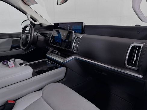 Used 2025 Ford Expedition Platinum AWD/4WD image 32