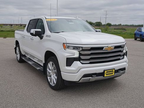 Used 2023 Chevrolet Silverado 1500 High Country w/ High Country Premium Package AWD/4WD image 3