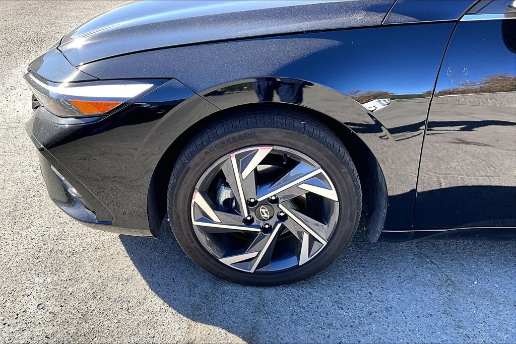 Used 2025 Hyundai Elantra Limited FWD image 7