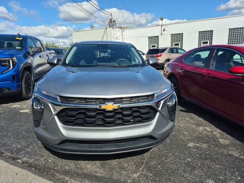 Used 2024 Chevrolet Trax LS w/ LS Convenience Package FWD image 2