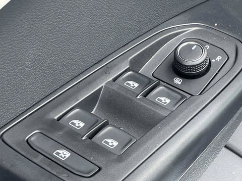 New 2026 Volkswagen Taos SE FWD image 16