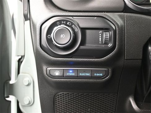 Used 2023 Jeep Wrangler Unlimited w/ Sun & Screen Package image 18