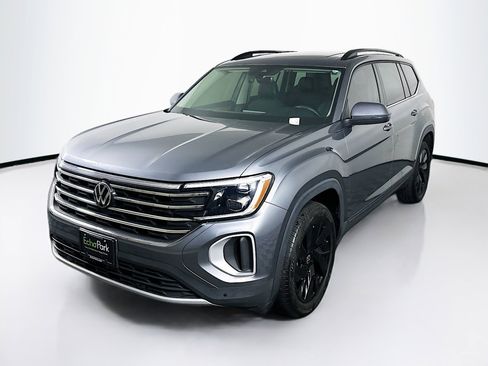 Used 2024 Volkswagen Atlas SE w/ Panoramic Sunroof Package FWD image 3