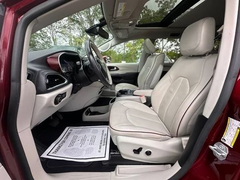 Used 2019 Chrysler Pacifica Limited w/ Tire & Wheel Group FWD image 26