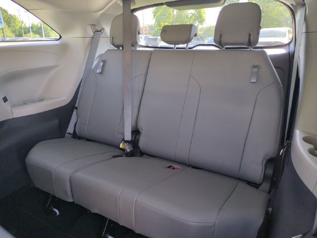 Used 2022 Toyota Sienna XLE FWD image 25