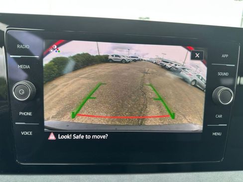 Used 2025 Volkswagen Jetta SE image 17